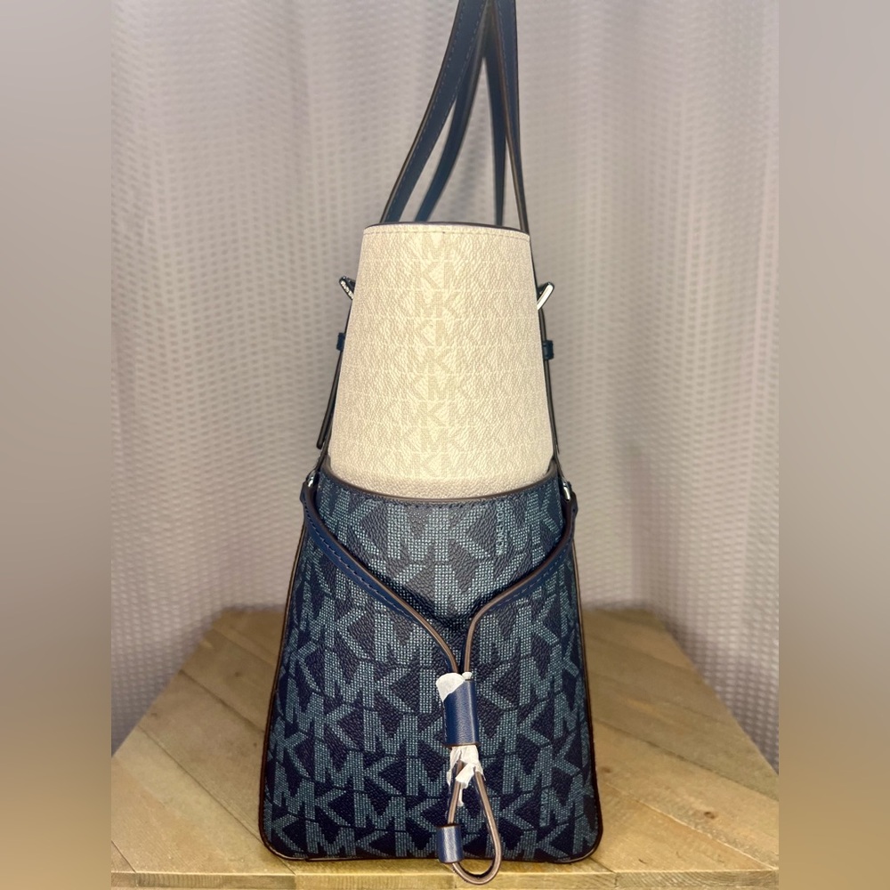Michael Kors Voyager Large Color-Block Signature Logo Tote Bag - Picture 3 of 12